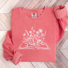 Retro Wildflowers Book Lover Minimalist Sweatshirt