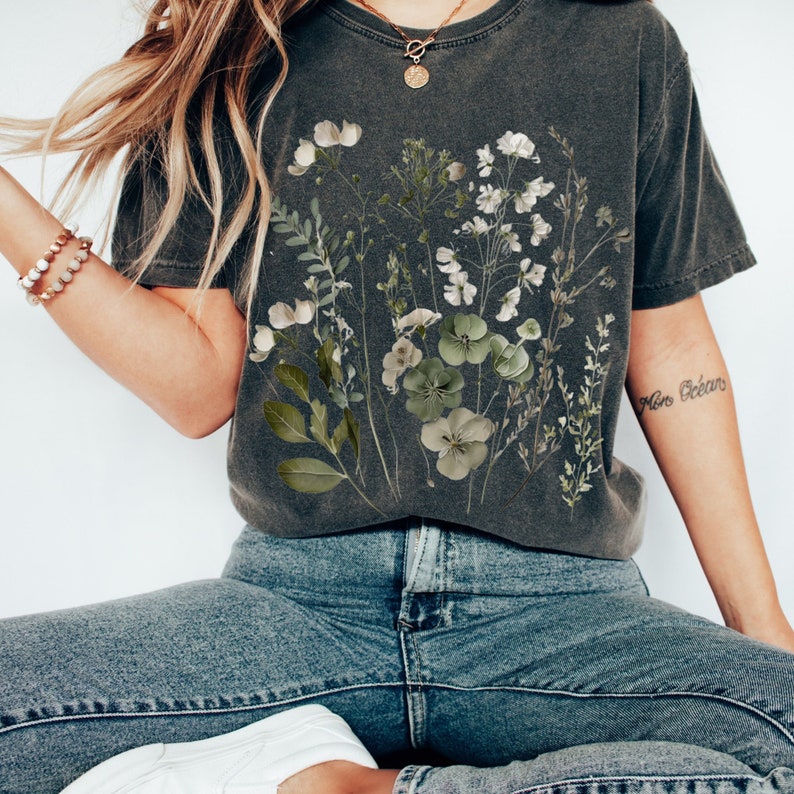 Vintage Pressed Flowers Boho Wildflowers T-Shirt