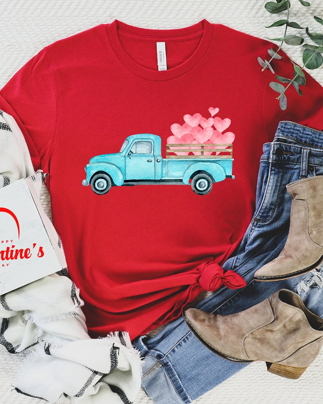 Retro camion con la maglietta del cuore dei biglietti di S. Valentino