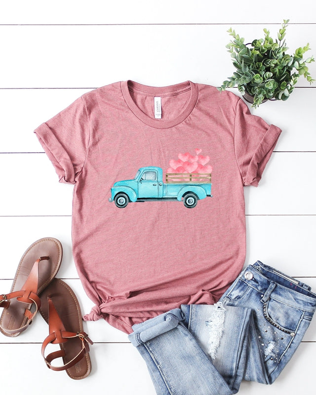 Retro LKW mit Valentinsgruß-Herz-T-Shirt