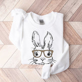 Feliz conejito de Pascua con sudadera de gafas de leopardo