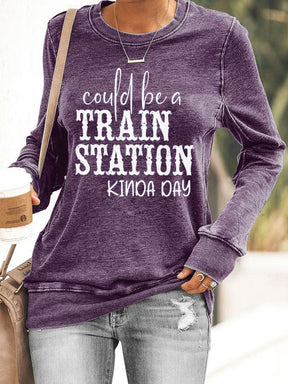 Könnte ein Sweatshirt mit Bahnhofsaufdruck sein