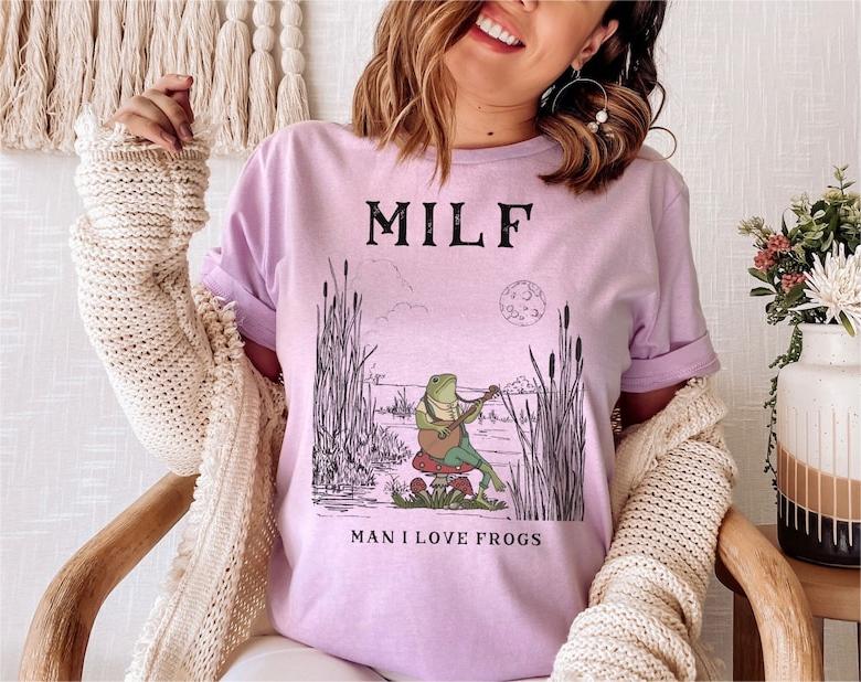 Man I love frogs Casual T-shirt