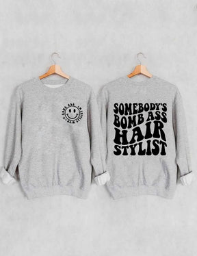 Sudadera Somebody's Bomb Ass Hair Stylist - Gris