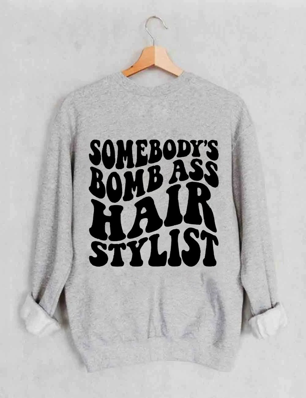 Sudadera Somebody's Bomb Ass Hair Stylist - Gris