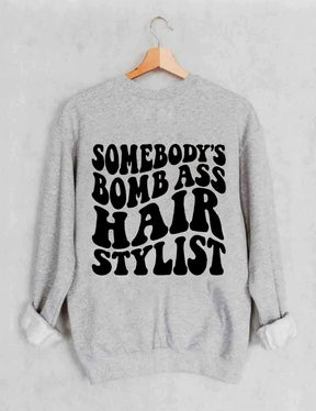 Sudadera Somebody's Bomb Ass Hair Stylist - Gris